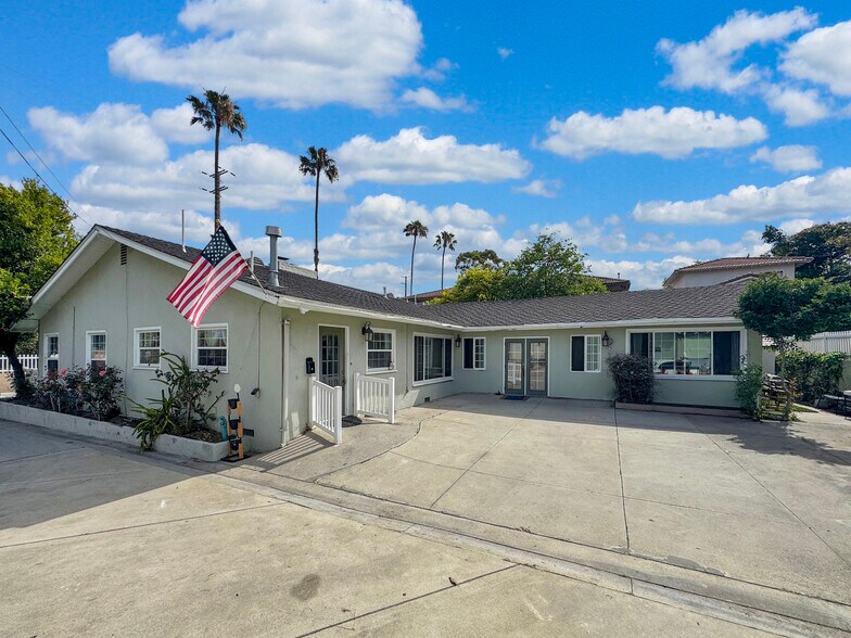 7736 Sugar Dr, Huntington Beach, CA à vendre - Photo du bâtiment - Image 2 de 47