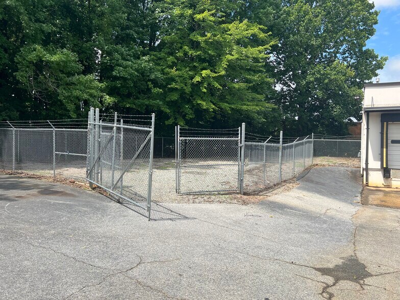 616 Industrial Ave, Greensboro, NC à louer - Photo du bâtiment - Image 3 de 9