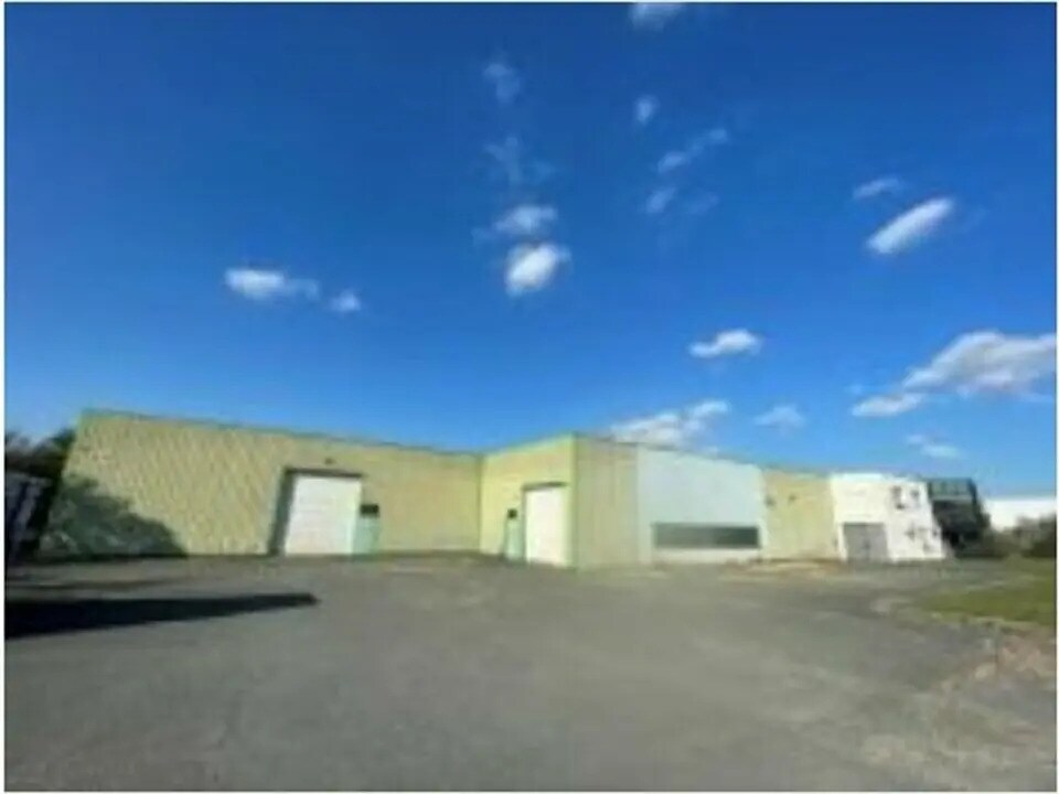 Flex in Reyrieux for lease Building Photo- Image 1 of 3