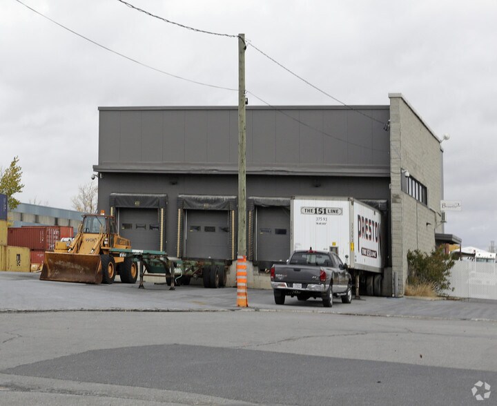 2320 Rue Garneau, Longueuil, QC à louer - Photo du bâtiment - Image 2 de 2