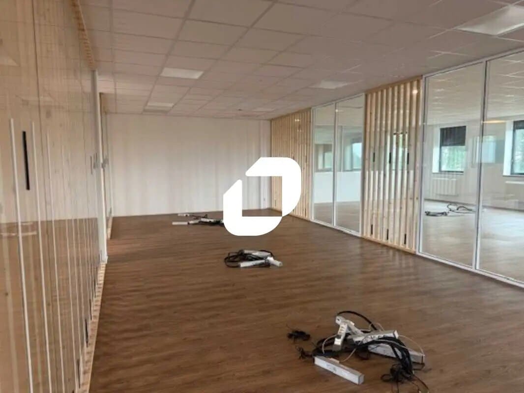 Office in SAINT-OUEN-L'AUMONE for lease Interior Photo- Image 1 of 5