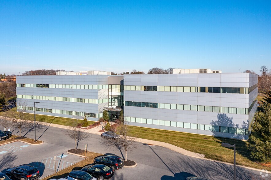 3001 Emrick Blvd, Bethlehem, PA à louer - Photo du bâtiment - Image 1 de 9