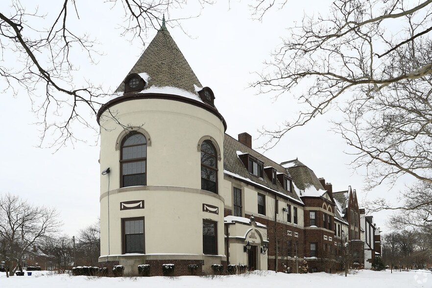 2825 S Moreland Blvd, Cleveland, OH à vendre - Photo du bâtiment - Image 2 de 10