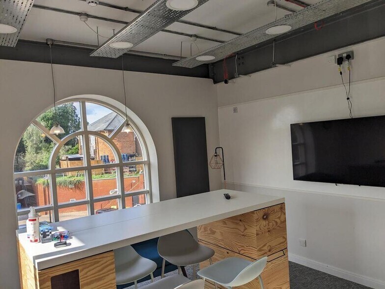 Crosby Way, Farnham à vendre - Photo du bâtiment - Image 3 de 6