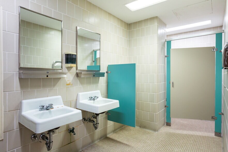 200 N Main St, Winston-Salem, NC à louer - Photo du bâtiment - Image 3 de 27