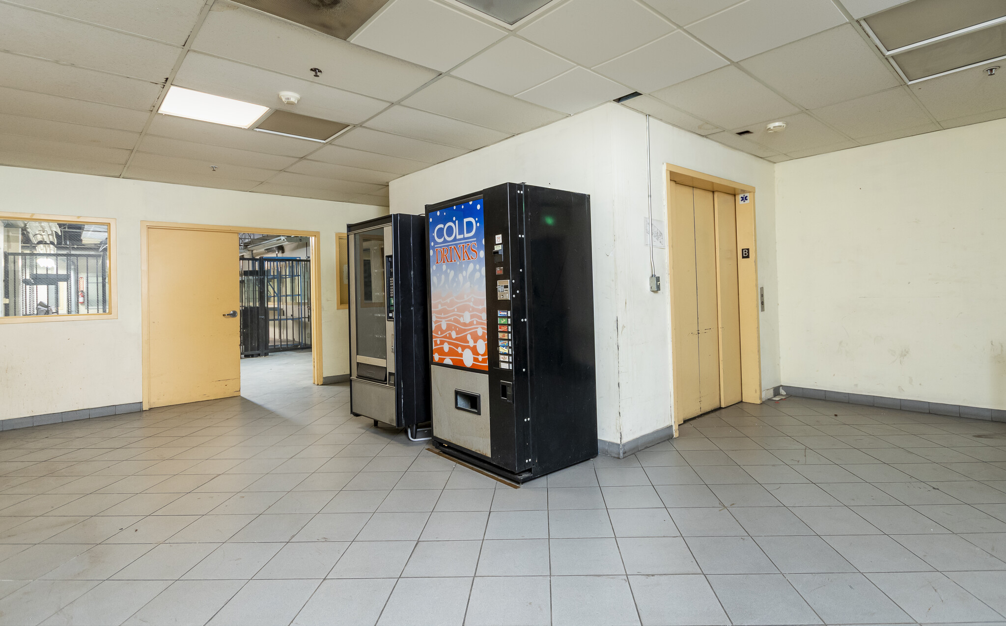 425 N Varney St, Burbank, CA à louer Photo intérieure- Image 1 de 4