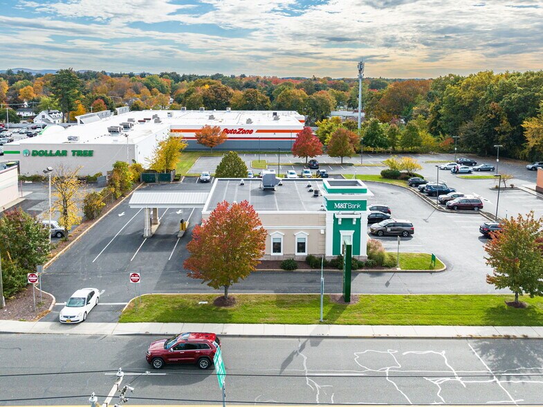 2.52ACRE Retail W/ 3 Corp Gnd Leases portefeuille de 2 propriétés à vendre sur LoopNet.ca - Photo du bâtiment - Image 2 de 5