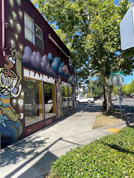 3200 Broadway portfolio of 3 properties for sale on LoopNet.ca - Building Photo - Image 3 of 12