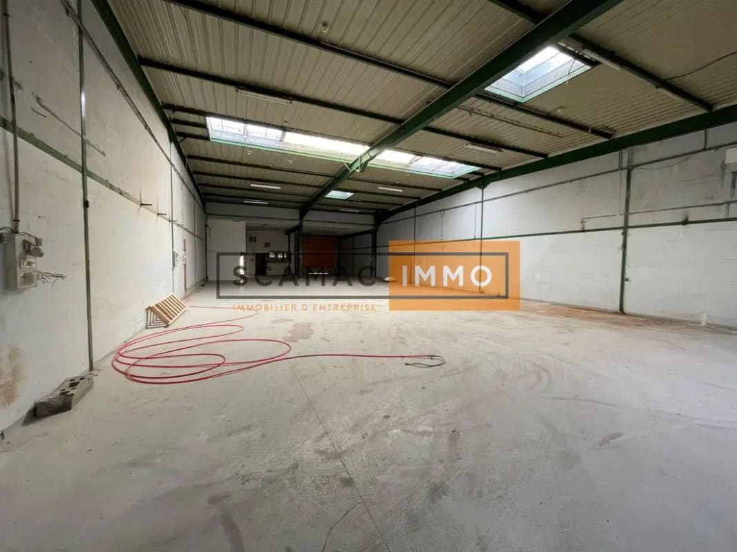 Industrial in Lognes for lease Interior Photo- Image 1 of 3