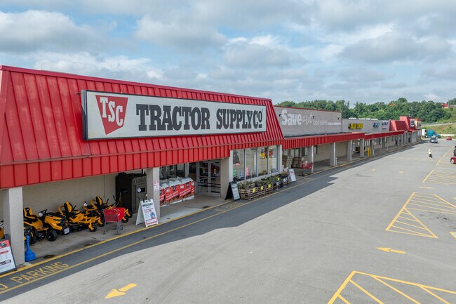 More details for 818-820 Crossroads Plz, Mount Pleasant, PA - Retail for Lease