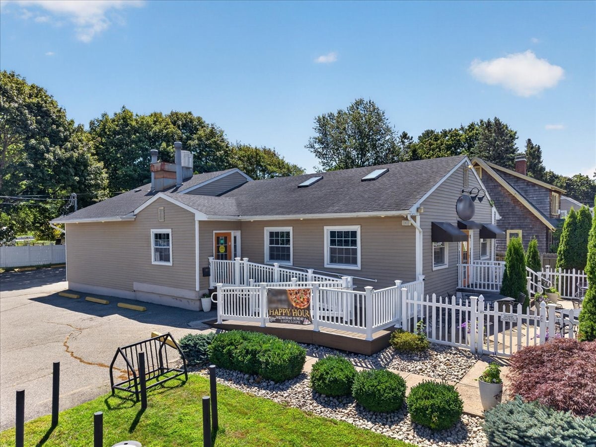 11 E Pattagansett Rd, Niantic, CT for sale Building Photo- Image 1 of 38