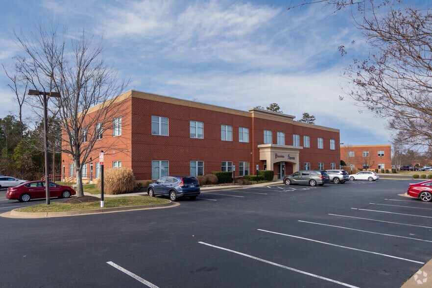 5300 Hickory Park Dr, Glen Allen, VA à louer - Photo du bâtiment - Image 1 de 4