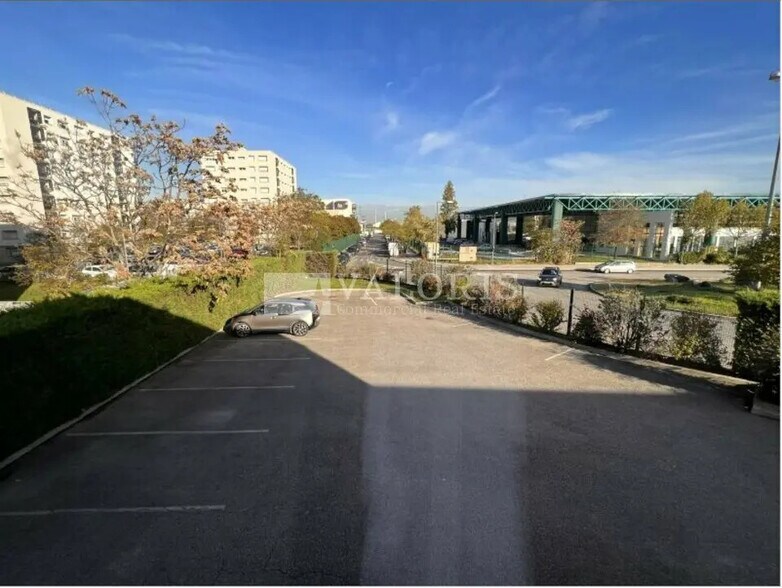 Flex dans Vénissieux à louer - Photo du bâtiment - Image 2 de 57