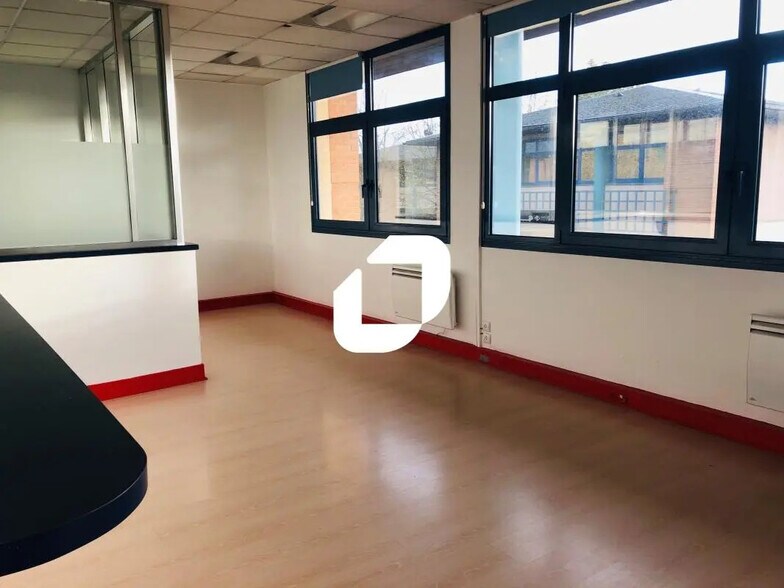 Office in Émerainville for lease - Interior Photo - Image 3 of 7