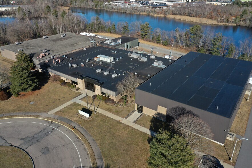 1 Norfolk Ave, South Easton, MA à louer - Photo du bâtiment - Image 1 de 6