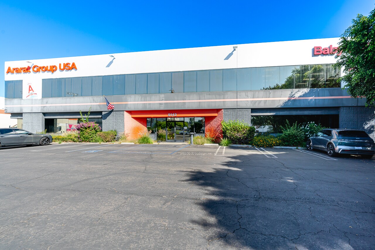 9142 Independence Ave, Chatsworth, CA à vendre Photo du bâtiment- Image 1 de 27