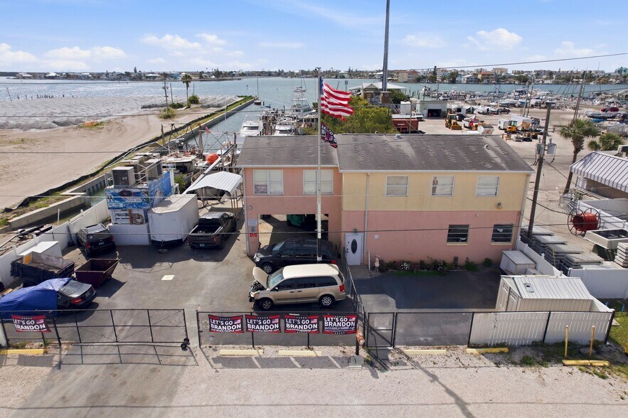 545 150th Ave, Madeira Beach, FL à vendre - Photo du bâtiment - Image 2 de 11