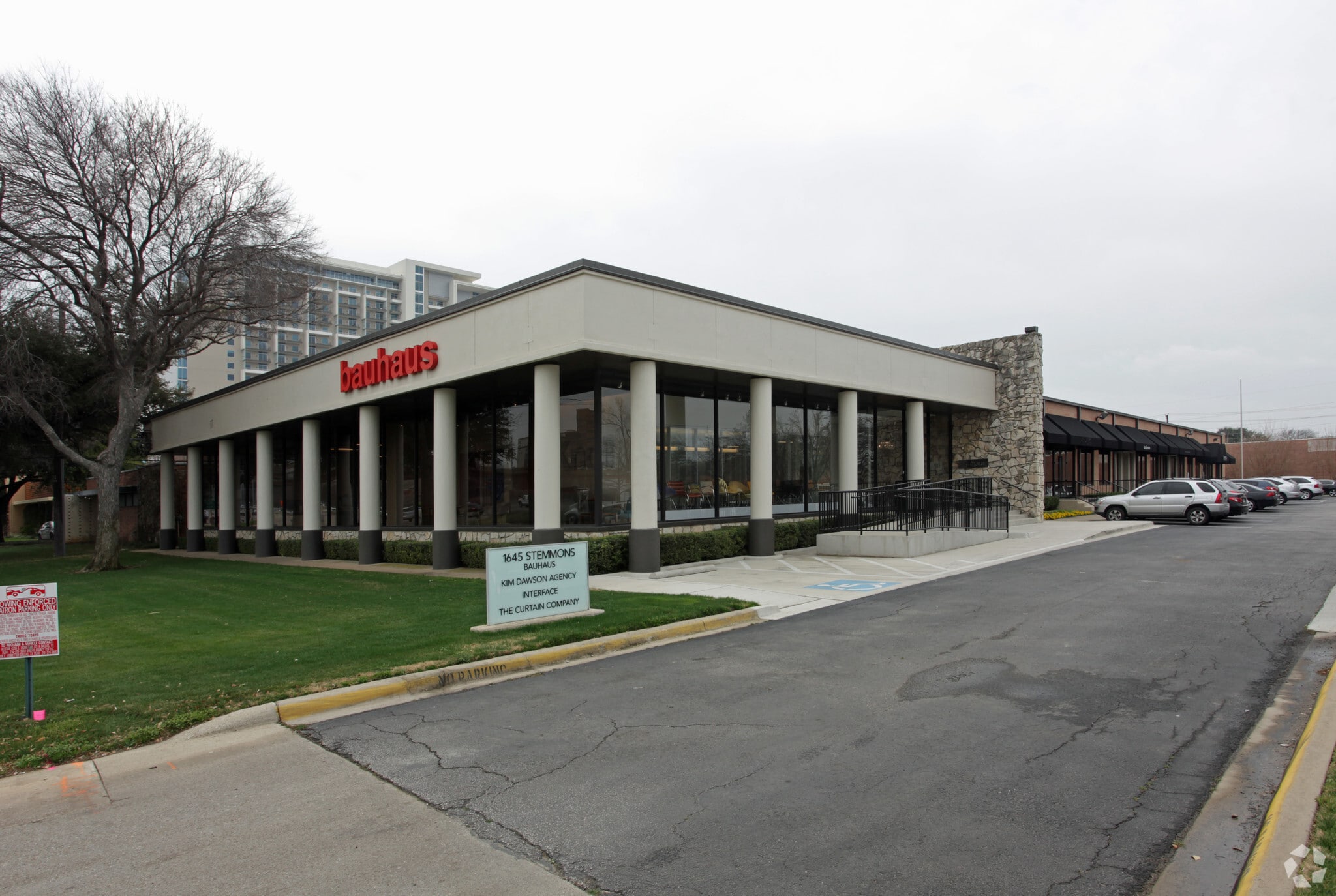 1645 N Stemmons Fwy, Dallas, TX for lease Building Photo- Image 1 of 6