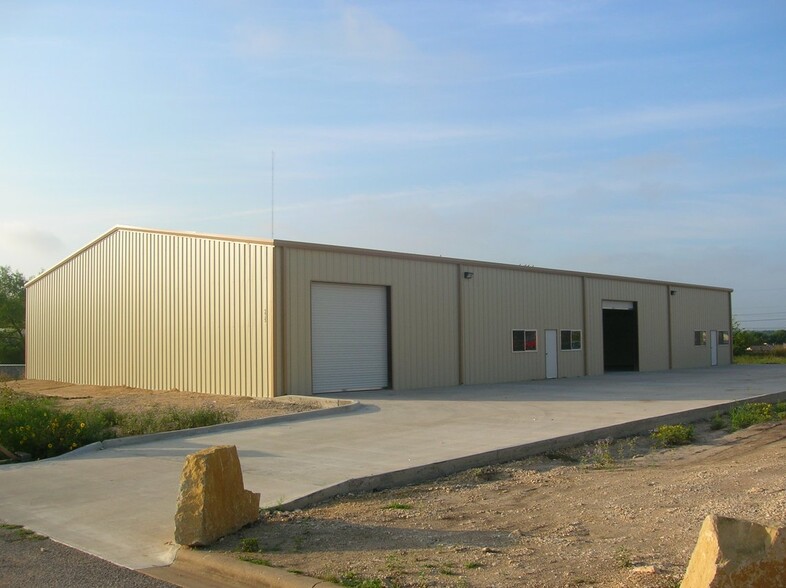 239 Investment Loop, Hutto, TX for sale - Building Photo - Image 1 of 8