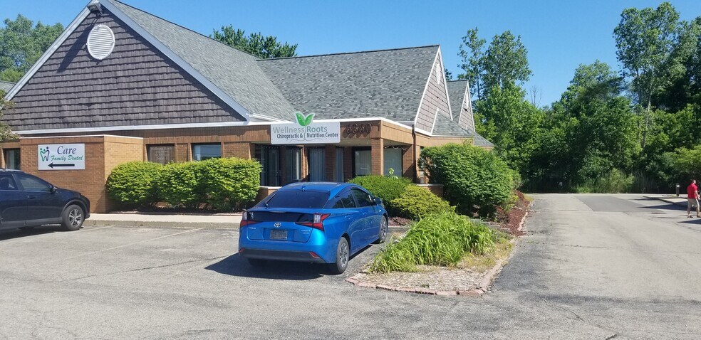 6360 Jackson Rd, Ann Arbor, MI à louer - Photo du bâtiment - Image 2 de 4
