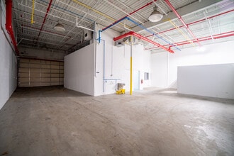 4609-4801 W Woolworth Ave, Milwaukee, WI à louer Photo intérieure- Image 1 de 10