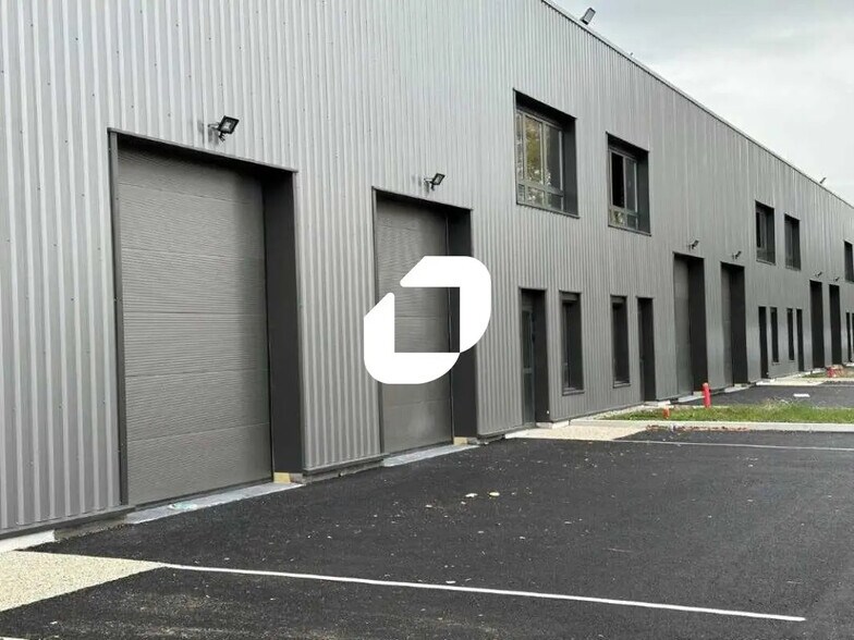 225 Avenue Des Marronniers, Bourgoin-Jallieu à louer - Photo du bâtiment - Image 3 de 26