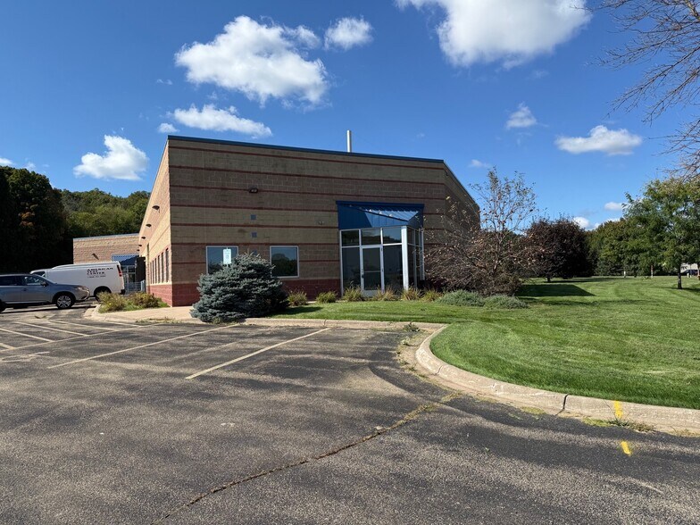 2777 Prairie Dr, River Falls, WI à louer - Photo du bâtiment - Image 3 de 32