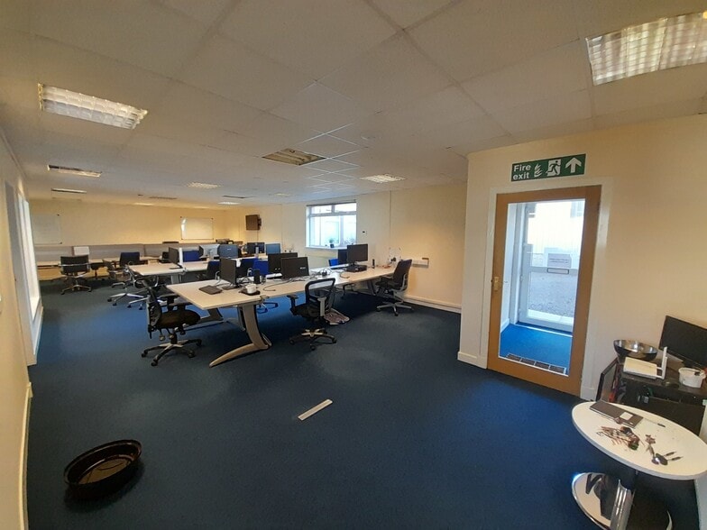 Roddinglaw Rd, Edinburgh for lease - Interior Photo - Image 2 of 10