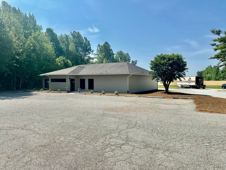 415 Semora Rd, Roxboro, NC for lease - Building Photo - Image 1 of 49