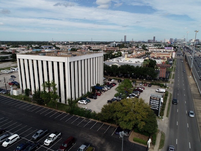 6776 Southwest Fwy, Houston, TX for lease - Aerial - Image 2 of 12
