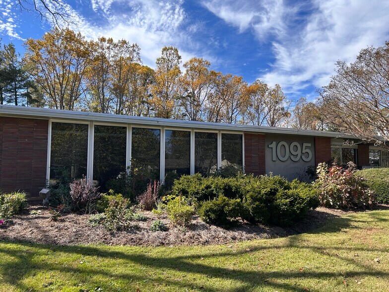 1095 Hendersonville Rd, Asheville, NC à louer - Photo du bâtiment - Image 1 de 10