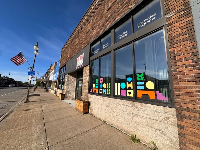 127 S Knowles Ave, New Richmond, WI à louer - Photo du bâtiment - Image 3 de 18