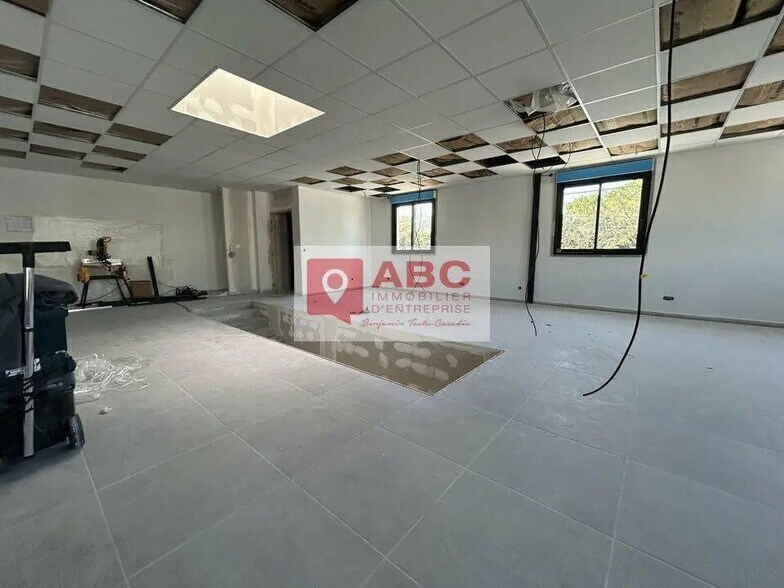 Office in Mudaison for lease - Interior Photo - Image 1 of 5