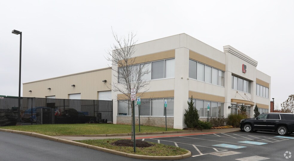 42669 Trade West Dr, Sterling, VA à vendre - Photo du bâtiment - Image 3 de 4