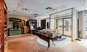 1064 Eglinton Ave W, Toronto, ON à louer Photo intérieure- Image 2 de 8