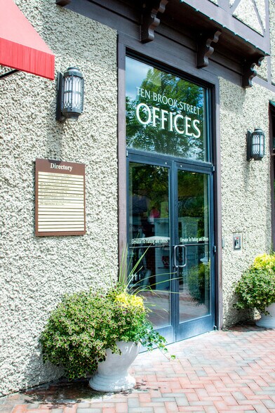 10 Brook St, Asheville, NC à louer - Photo du bâtiment - Image 3 de 8