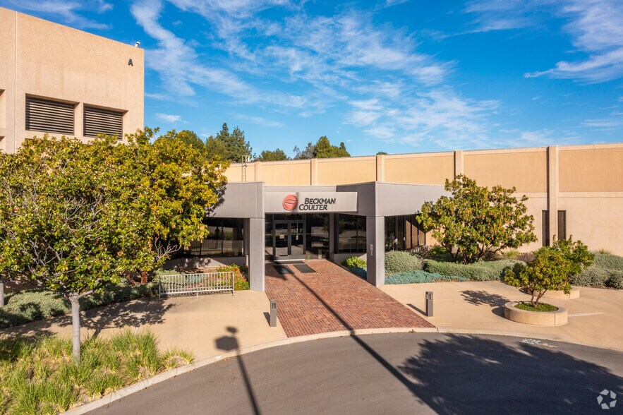 250 S Kraemer Blvd, Brea, CA à vendre - Photo du bâtiment - Image 2 de 7