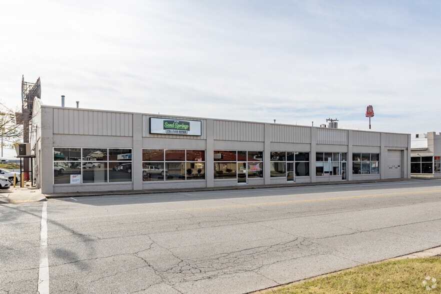 220 E 2nd St, Sand Springs, OK for lease - Primary Photo - Image 1 of 6