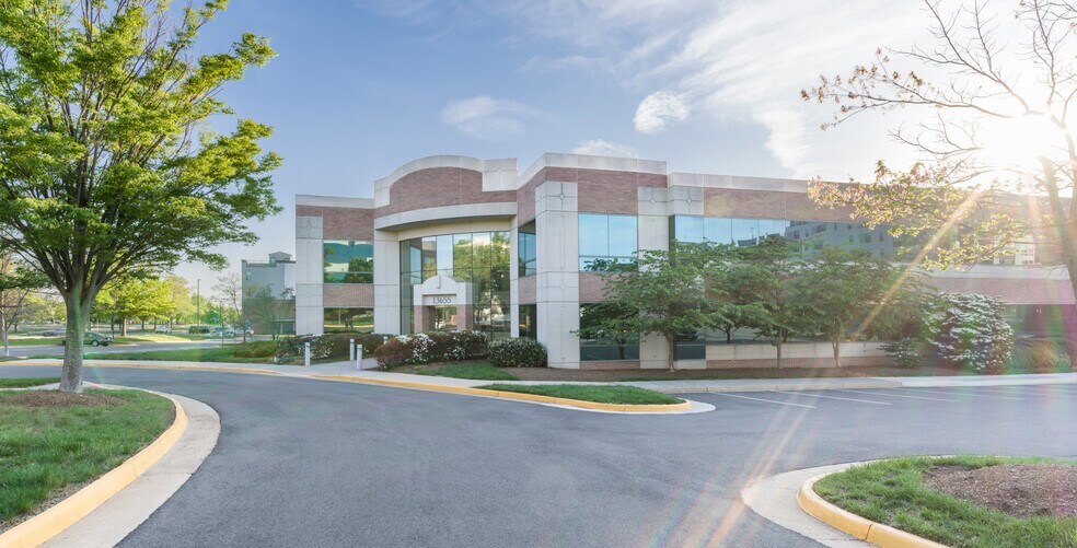 13655 Dulles Technology Dr, Herndon, VA à louer - Photo du bâtiment - Image 2 de 5