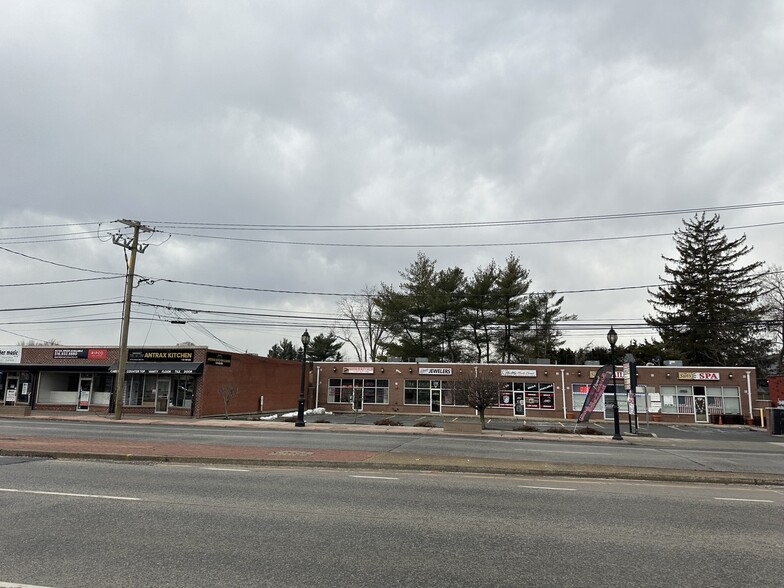 1858-1866 Deer Park Ave, Deer Park, NY for sale - Building Photo - Image 1 of 8