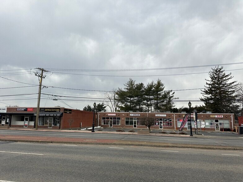 1858-1866 Deer Park Ave, Deer Park, NY à vendre - Photo du bâtiment - Image 1 de 8