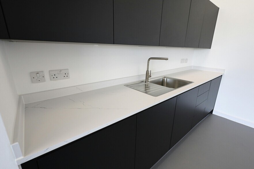 Limberline Rd, Portsmouth à louer - Photo du bâtiment - Image 2 de 38