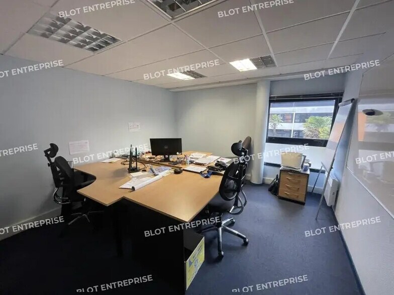 Office in Lorient for sale - Interior Photo - Image 2 of 8
