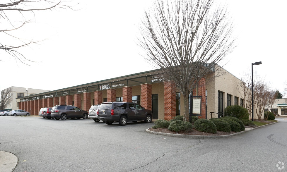 620-632 Berkmar Cir, Charlottesville, VA à vendre - Photo du bâtiment - Image 2 de 4