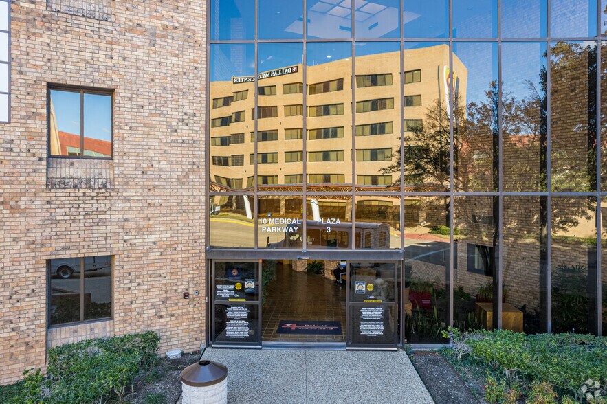 10 Medical Pky, Farmers Branch, TX à louer - Photo du bâtiment - Image 3 de 6