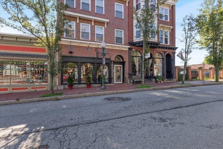 48 Main St, Amesbury, MA à louer - Photo du bâtiment - Image 2 de 16