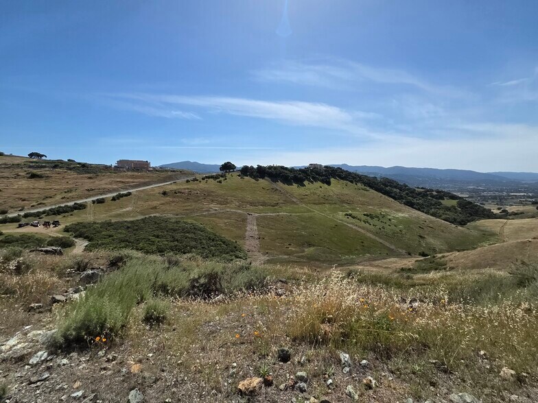 22610 Country View Dr, San Jose, CA à vendre - Photo du bâtiment - Image 2 de 4