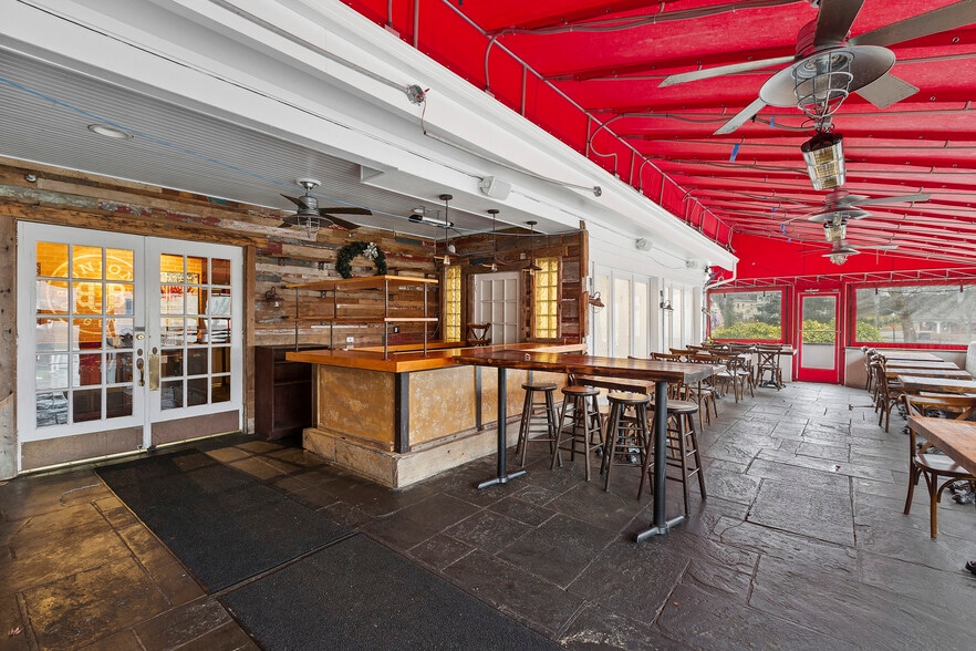 40-21 Bowden Sq, Southampton, NY for lease - Building Photo - Image 2 of 14