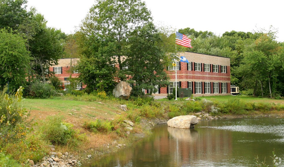 185 S Broad St, Pawcatuck, CT à louer - Photo du bâtiment - Image 3 de 6