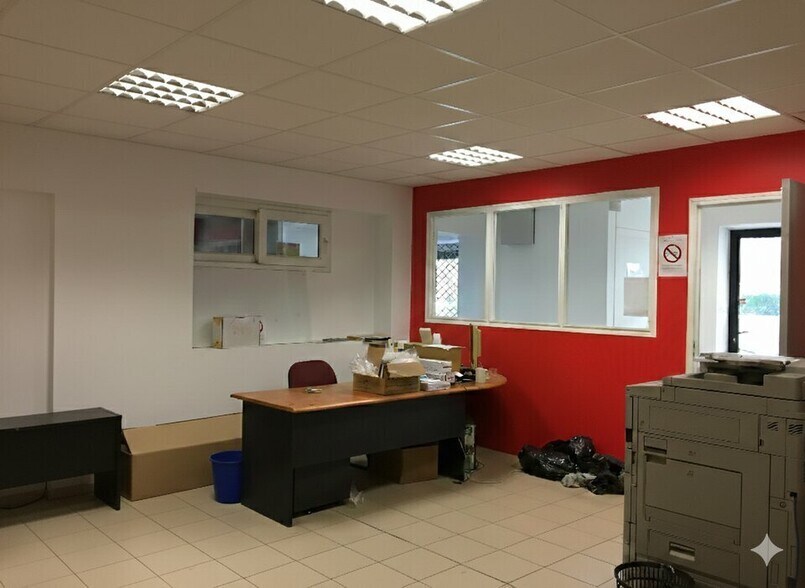 Flex in Montivilliers for lease - Interior Photo - Image 3 of 4
